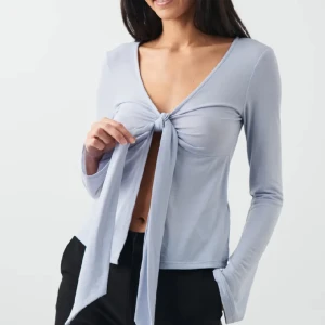 Knyt blus - Säljer min oanvända knut blus fråm gina då jag har en svart från design by si som jag gillar mer så denna har inte kommit till användning 💓 (aldrig använd)