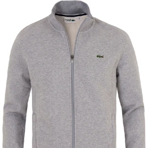 Grå Lacoste zip sweatshirt - Säljer min grå Lacoste tröja då den är för liten för mig, storlek M och bra skick. Nypris 1500. Skriv för fler bilder, priset kan diskuteras! 
