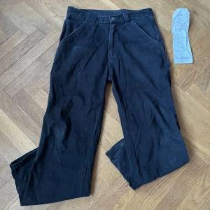 Carharrt Carpenter Pants - Säljer mina Carharrt byxor som är äkta och köpta på ”etttresex” eller ”plugmeplease” i Stockholm. Storlek S eller ungefär 29/30. Passar till alla stilar och riktigt sköna. Någon liten flaw som knappt märks av men inga stora fläckar! Fler bilder I DM🌟✨