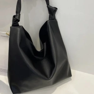 SHEIN väska  - Snygg stor svart väska som man får plats med mycket i tex dator! Har inte fått så mycket användning för den dock så väljer att sälja. Det går alltid att lägga prisförslag!!! 🪩🩷