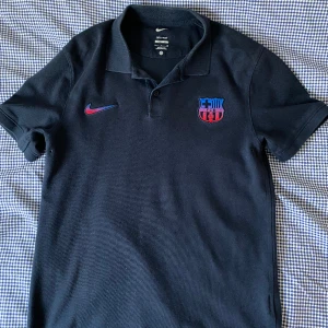 Fc Barcelona piké  - Hej!  Jag säljer en riktigt fin, skön och äkta Fc Barcelona piké.   Använd några gånger. Sitter väldigt bra på en. Ingen fläckar eller hål. Pikén är köp i Barcelona shopen utanför camp nou✅