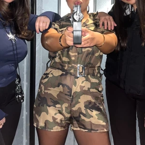Militär maskeraddräkt - Militärdräkt i storlek M men passar mer som S. Köpt från partykungen (299kr) Använd endast en gång. Super bra till studentfest eller liknande.