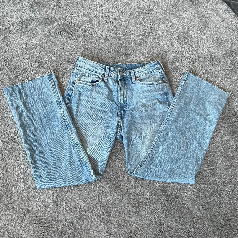Mid waisted blåa jeans med cropped längd, använda 1-2 gånger, som nya. Köpare står för frakt :) . Jeans & Byxor.