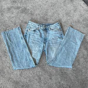 Mid waisted blåa jeans med cropped längd, använda 1-2 gånger, som nya. Köpare står för frakt :) 