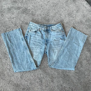Mid waisted blåa jeans & demi  - Mid waisted blåa jeans med cropped längd, använda 1-2 gånger, som nya. Köpare står för frakt :) 