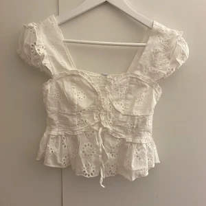 Vit topp - Supergullig sommartopp. Köpt på rean för 70 kronor men passa tyvärr inte mig och går inte att lämna tillbaka. Köpt på newyorker.💗