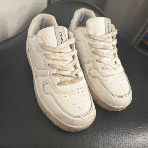 Sneakers  - Lite skitiga på bilden men har inte provat göra rent dom  Storlek 35