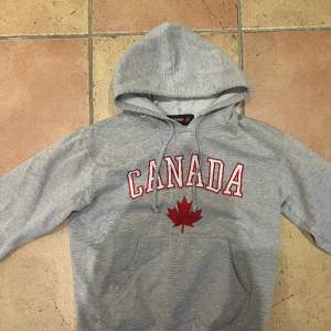 Canada hoodie i strl 160. Använt skick. 100kr