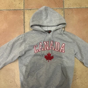 Canada hoodie - Canada hoodie i strl 160. Använt skick. 100kr