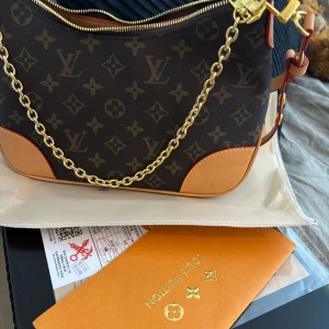 Louis Vuitton väska  - Jätte snygg lv Axel väska. Fått den i present, men den kommer inte till användning. Pris kan diskuteras 