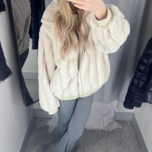 Hm päls jacka - Intressekoll på denna supermysig fuskpäls jacka från Hm, nypris 500kr och helt ny, endast testad.🤍🤍