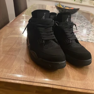 Jordan 4  - Hej säljer ett par Jordan 4 black cat, storlek 42. Bara använda ett par gånger. 