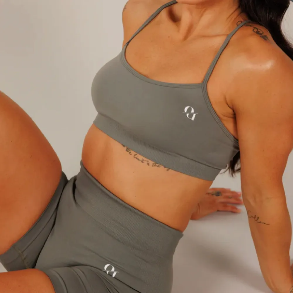 OWNU TUBE BRA Dusty Sage, storlek S (size range S-L) Helt ny, säljes i originalförpackning 🕺🏼 Nypris 469kr Se mer bilder på hemsidan här: https://ownufit.com/sv-se/products/tube-bra-khaki-1 . Toppar.