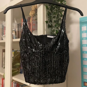 Glittrig zara topp - Glittrig crop top från Zara. Aldrig använd 🩷