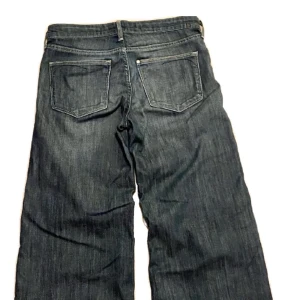 Baggy Low waist jeans - Köpta här på Plick, kommer ej till användning. Låg midjad och baggy<3 måtten är midja:38 innerben:79 Använd köp nu🫶🫶🫶