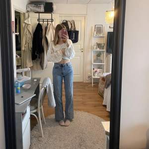 Ljusa högmidjade jeans som tyvärr inte kommer till användning längre. De är bra längd för mig som är 174 🥰