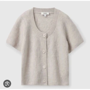 Kofta  - Intressekoll på den här superfina och eftertraktade koftan från cos, säljer endast vid bra pris! Passar alla storlekar från xs-L beroende på hur man vill att den ska sitta. ❤️