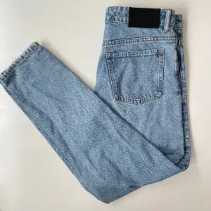 Säljer mina mom jeans stl W28/UK10 från märket WÅVEN i färgen american blue. 💙Väldigt sköna och snygga men tyvärr för stora för mig.  200 kr exklusive frakt alternativt mötas upp. 