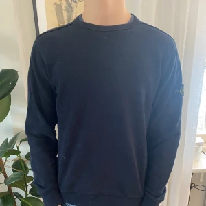 Stone island tröja - Stone island tröja i fint skick säljs för bra pris! Sitter i som en xs/s ungefär