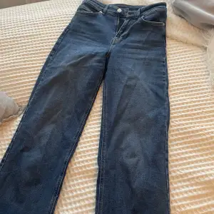 Mörkblå högmidjade jeans från Bubbleroom. Bra längd för mig som är 174 ❤️
