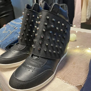 Coola skor - Unika skor med nitar på💌