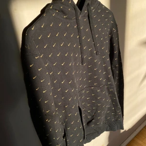 Nike Hoodie - Condition är 8/10. lite urtvättat men fortf bra skick.  Stl M.