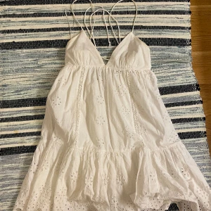 Vit Zara klänning - Använd 2 ggr❤️ Strl XS🩷 Skriv privat för bilder på