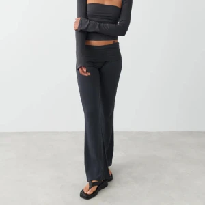 Yoga pants  - Säljer mina super sköna & snygga yoga pants från Gina Tricot då dom tyvärr inte används längre 🩶