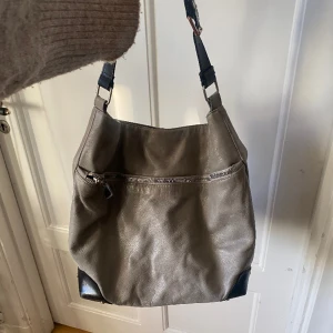 Handväska - Perfekt storlek för skola och jobb. Går att ha som cross body väska och som på bilden