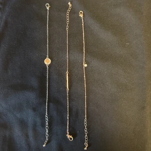 3 snygga rosearmband  - 3 snygga rosearmband köpta utomlands för några år sedan. Nästan aldrig använda och i nyskick. Går att köpa var för sig eller mixa.  1 för 10 2 för 20 Alla för 25  Frakt tillkommer, paketpris kan diskuteras vid köp av annat. Mer bilder kan fixas. ❤️❤️ 