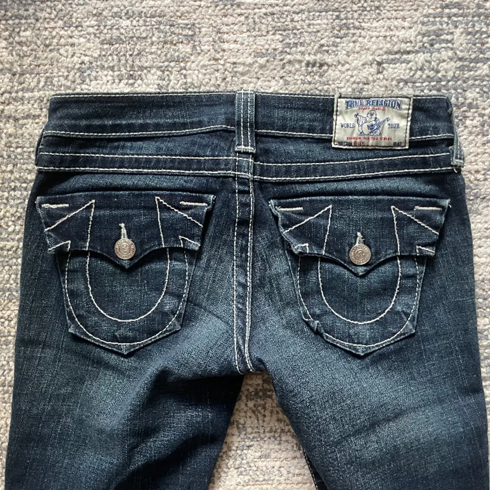 Så snygga lågmidjade bootcut jeans från True Religion. Modell Billy. Har tyvärr inga bilder hur de sitter på då de är för små för mig💞Jättefint skick Midja: 38 cm Innerbenslängd: 82 cm Bredd nedtill: 18,5 cm. Jeans & Byxor.