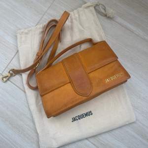 Orange Jacquemus väska, väl använd men i fint skick. Dustbag och äkthetsbevis medkommer!