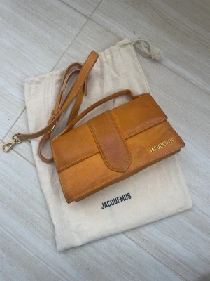 Jacquemus väska  - Orange Jacquemus väska, väl använd men i fint skick. Dustbag och äkthetsbevis medkommer!