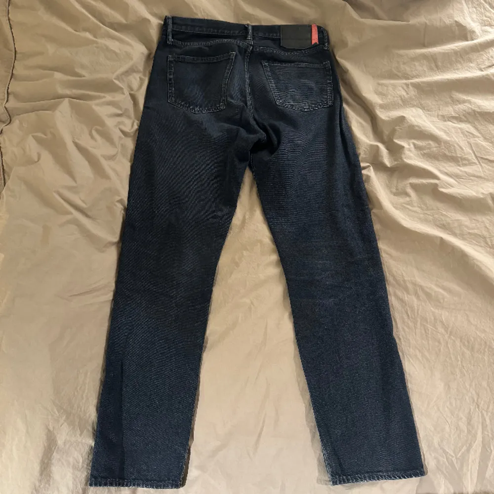 Säljer ett par Acne jeans (1996 black). Modellen är straight fit. Storlek 31/32. Jeansen är något blekta och har små slitningar på en del ställen. I övrigt gott skick!. Jeans & Byxor.