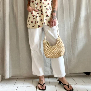 Vita Acnejeans - Vita jeans från tidig Acne-kollektion. Strl 34. Något croppade och lite mom-modell så sitter snyggt på typ alla kroppsformer. Har två mindre fläckar, syns knappt tror det kan gå bort om man tvättar jeansen i klorin. Har bilder. 