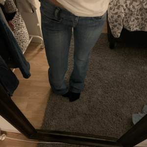 Jätte snygga jeans som inte kommer till någon användning då dom är för långa, lite slitna där nere vid benen men utöver de är de i väldigt bra skick❤️‍🔥