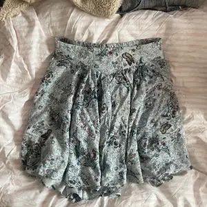 Säljer denna jättefina Zadig kjol då jag tycker den är väldigt fin men fortfarande inte riktigt min stil 🌟 Använd Max 3 ggr 