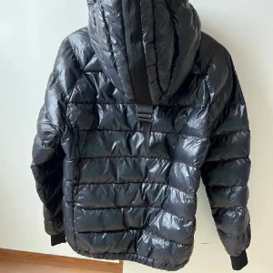 peak performance jacka - varm o fin jacka från peak performance, storlek s i glansig svart💞nyskick, den ända defekten är ett litet litet hål på ena armen! bilder kan fås vid intresse😇 vill bli av med den så snabb affär prioriteras, lägg bud!