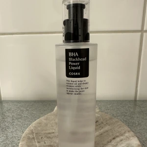 Cosrx bha💘 - Säljer ett bha serum som hjälper till att ta bort pormasker/ rena huden från cosrx. Använd fåtal gånger🫶🏽 Ord pris 309