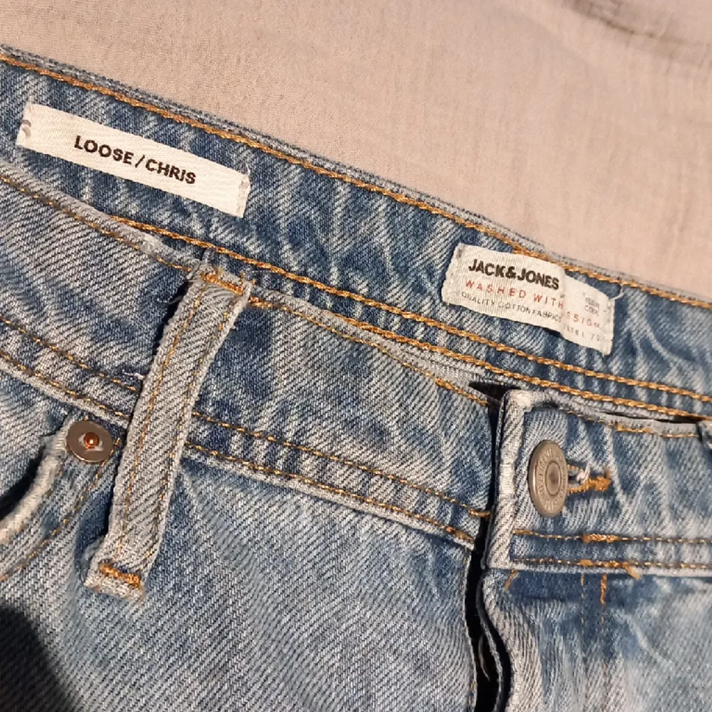 Tja säljer ett par ja k and jones jeans som är riktigt populära Bra skick inga defekter Storlek 29/32 . Jeans & Byxor.