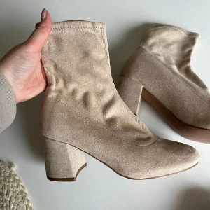 Beiga stövletter - Beiga stövletter from Even & odd, i sockboot modell, helt oanvända 