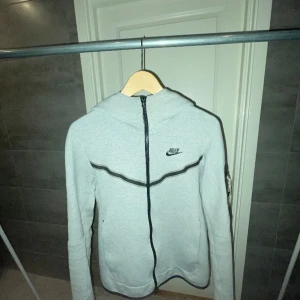 nike tech fleece - Säljer min gråa nike tech fleece tracksuit som aldirg kommer till användning. Skick 8/10 sparsamt använd Tröjan är storlek XS o byxorna är Small                          550kr för hela dressen🤝