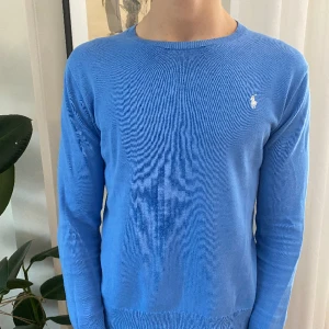 Ralph lauren tröja - Ralph lauren crewneck i bra skick säljs för extremt billigt pris. Sitter perfekt på en xs/s. Hör av er vid flera frågor! 