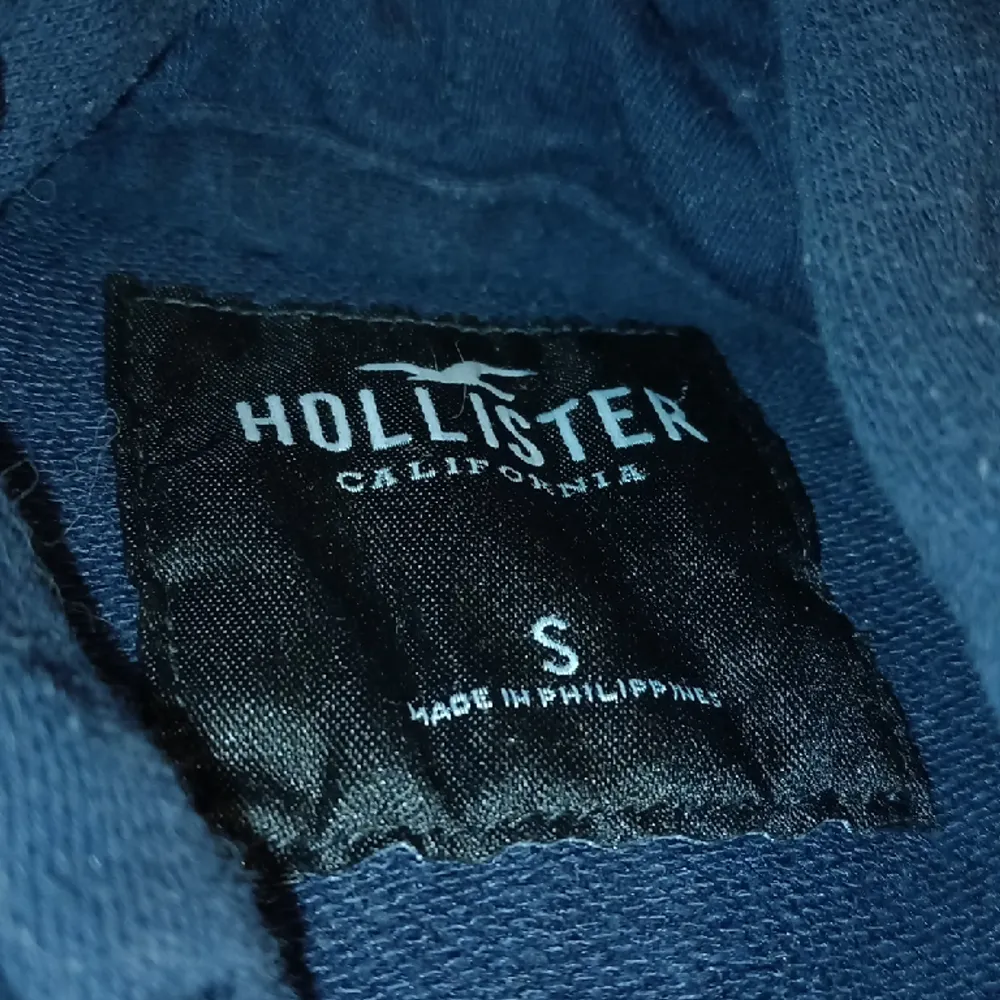 Tja säljer en fett hoodie  Bra skick inga defekter Mörkblå Storlek S. Hoodies.