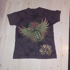 Ed Hardy liknande t shirt - Tja, säljer denna tvär feta ed Hardy liknande t shirten, går knappt att hitta nån annanstans.