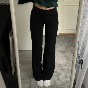 Kostymbyxor - Säljer dessa fina svarta kostymbyxorna från madlady i stlk 36 längd tall! Dom var lite stora på mig så därför säljer jag vidare dem! De är lite noppriga vid linningen!