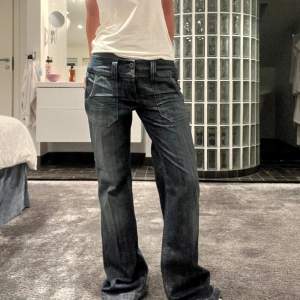 Skiiitsnygga lågmidjade diesel jeans med ascoola fickor! Älskar dessa så mycket men de är lite för långa på mig som är 166❤️ storlek w27 l32. Midjan är 38 rakt över och innerbenet 83cm❤️ skriv privat för fler bilder 