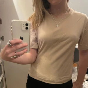 Tshirt - Säljer denna fina beigea t-shirt!!💕