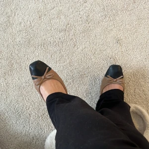 Ballerina  - Skitsnygga, men har för breda fötter för ballerina:))) Nypris över 1000kr. Med absolut största sannolikhet äkta läder (så de lär forma sig efter din fot) Passar mig med storlek 37.5 Absolut tecken på användning men ingenting som stör enl. Mig:))