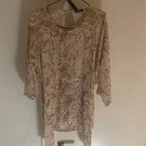 Blus  - Blus man kan knyta i midjan 